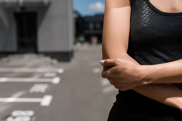 Partial View Sportswoman Standing Street Sunny Day — Stock Photo, Image