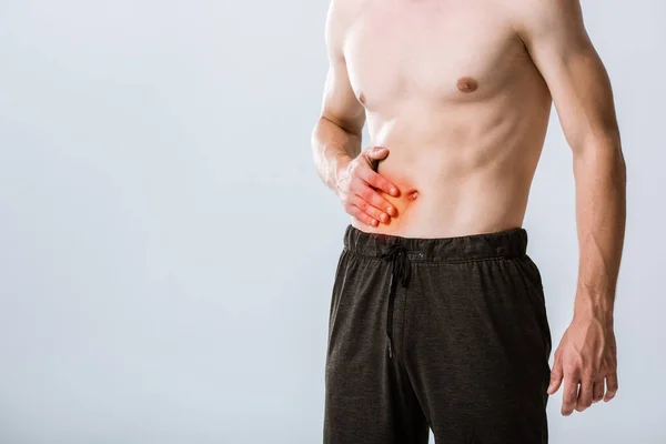 灰色で隔離された腹痛を持つシャツレススポーツマンのトリミングされたビュー — ストック写真