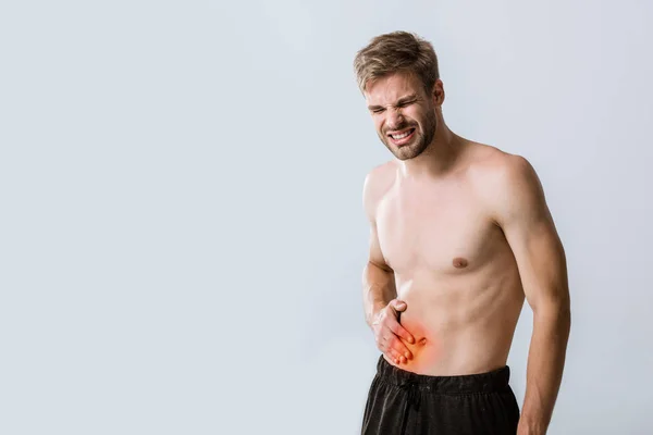 Hemdloser Sportler Mit Bauchschmerzen Isoliert Auf Grau — Stockfoto