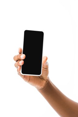 Afrika kökenli Amerikalı bir kadının elinde kopya alanı olan akıllı bir telefon tutarken görüntüsü beyaza izole edilmiş. 