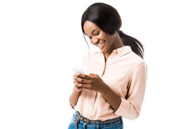 Gülümseyen Afrikalı Amerikalı kadın elinde akıllı telefon tutuyordu. 