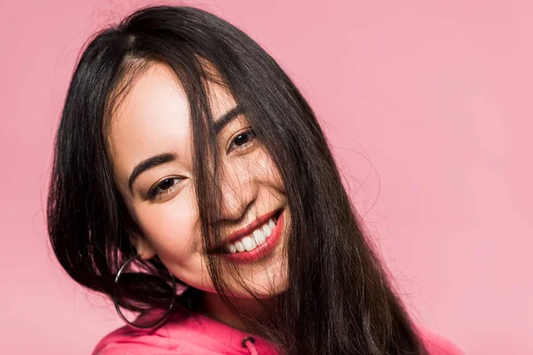 Atraente Asiático Mulher Sorrindo Olhando Para Câmera Isolado Rosa — Fotografia de Stock