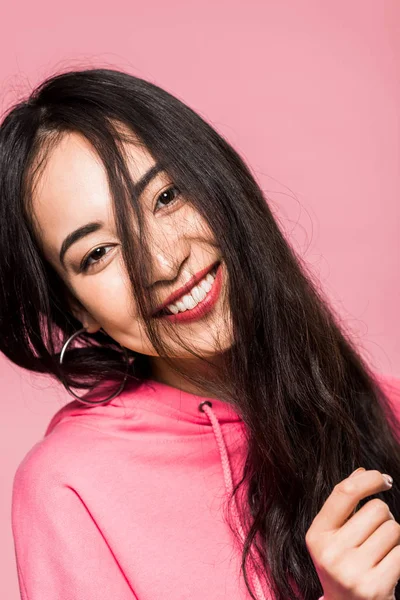 Attraktiv Asiatisk Kvinne Rosa Genser Som Smiler Isolert Rosa – stockfoto