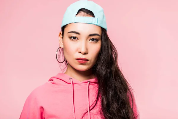 Pembe Kazaklı Şapkalı Çekici Asyalı Kadın Pembe Kameraya Bakıyor — Stok fotoğraf