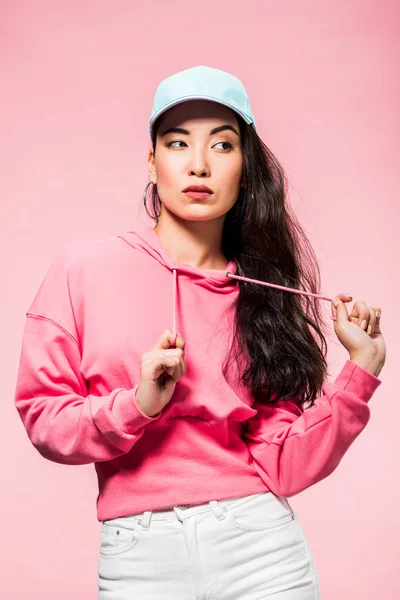 Attraktiv Och Pensiv Asiatisk Kvinna Rosa Pullover Och Mössa Tittar — Stockfoto