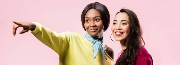 Panoramalbilder Smilende Asiater Afroamerikanske Venner Som Peker Med Fingeren Isolert – stockfoto