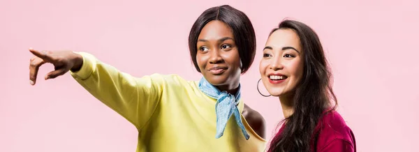 Plano Panorámico Sonriente Asiático Africano Americano Amigos Señalando Con Dedo —  Fotos de Stock