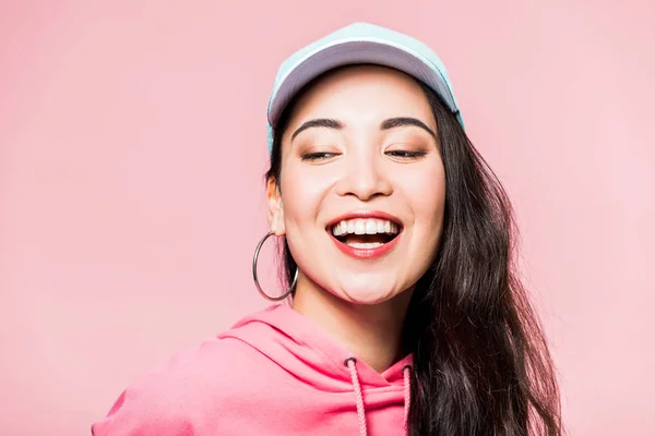 Atractiva Mujer Asiática Rosa Jersey Gorra Sonriente Aislado Rosa —  Fotos de Stock
