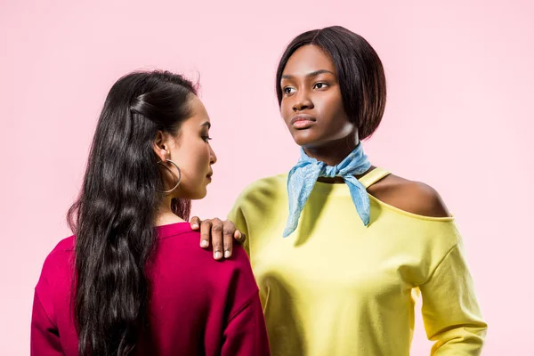 Привабливі Азіатські Афроамериканські Друзі Дивлячись Ізольовані Рожевому — стокове фото