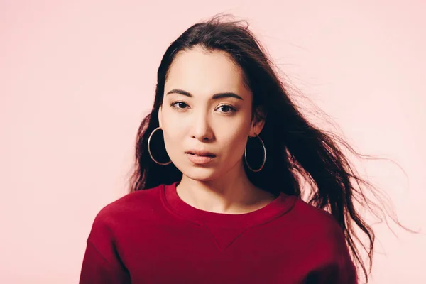 Attraktiv Asiatisk Kvinna Röd Tröja Tittar Kameran Isolerad Rosa — Stockfoto