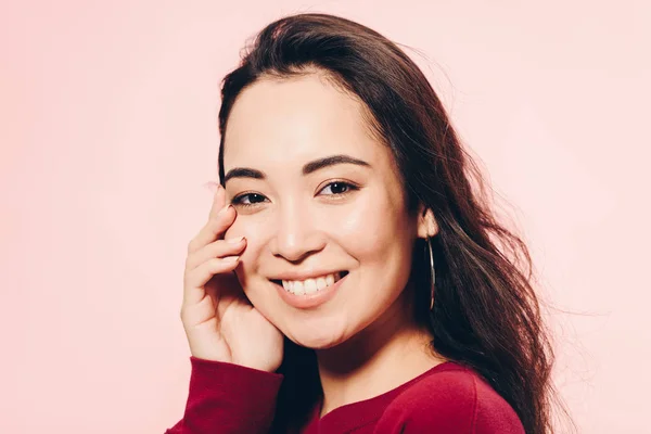 Attraente Asiatico Donna Rosso Maglione Sorridente Isolato Rosa — Foto Stock