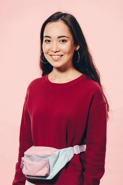 Aantrekkelijke Aziatische Vrouw Rood Trui Glimlachen Geïsoleerd Roze — Stockfoto