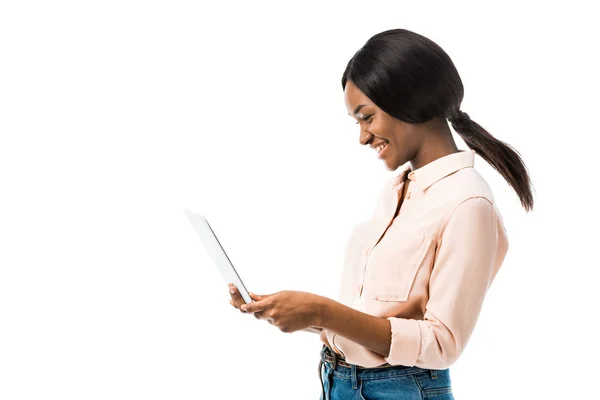 Mujer Afroamericana Camisa Sosteniendo Portátil Sonriendo Aislado Blanco —  Fotos de Stock