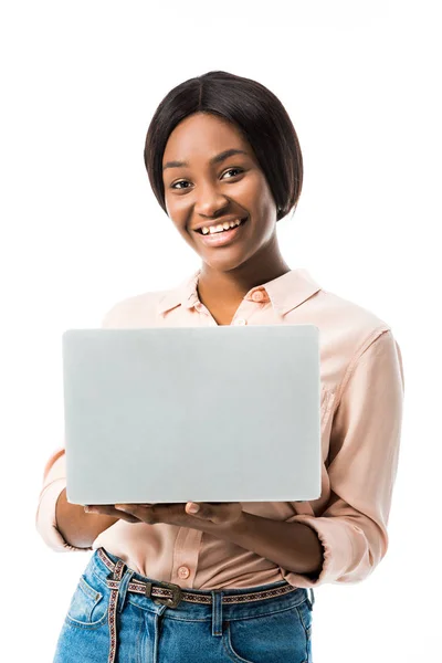 Gülümseyen Afro Amerikalı Kadın Elinde Dizüstü Bilgisayarla Beyazlar Içinde — Stok fotoğraf