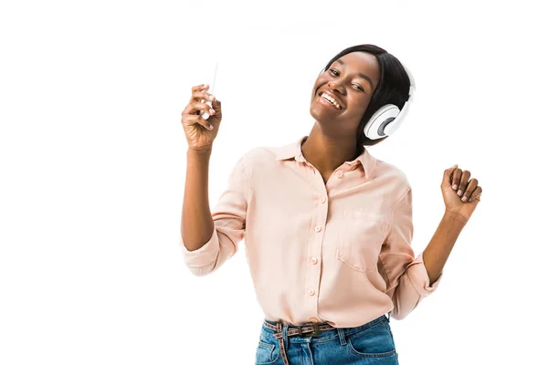 Sonriente Mujer Afroamericana Camisa Con Auriculares Sosteniendo Teléfono Inteligente Bailando — Foto de Stock