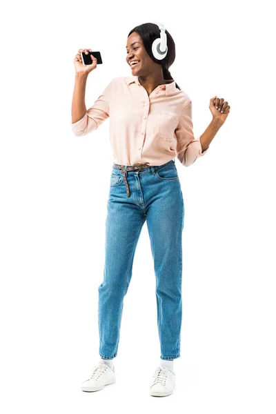 Sorrindo Mulher Americana Africana Camisa Com Fones Ouvido Segurando Smartphone — Fotografia de Stock