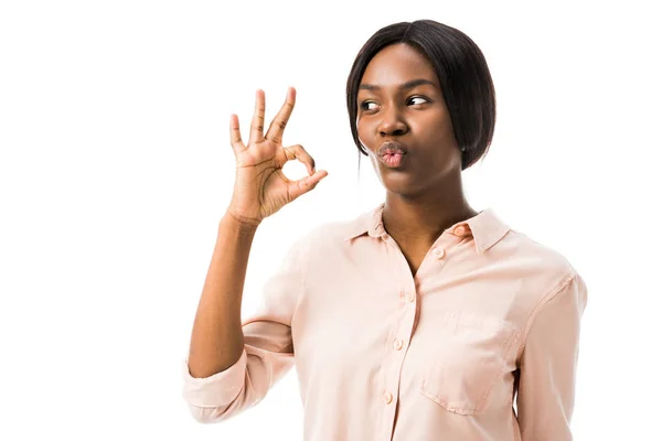 Šokovaný Africký Američan Žena Ukazující Gesto Izolované Bílém — Stock fotografie