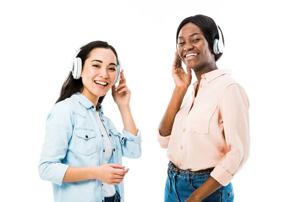 Glimlachende Aziatische Afrikaanse Amerikaanse Vrienden Luisteren Muziek Koptelefoon Geïsoleerd Wit — Stockfoto