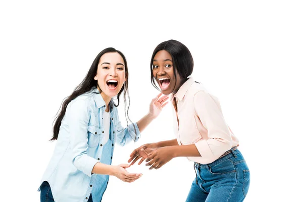 Glimlachen Aziatische Afrikaanse Amerikaanse Vrienden Kijken Naar Camera Geïsoleerd Wit — Stockfoto