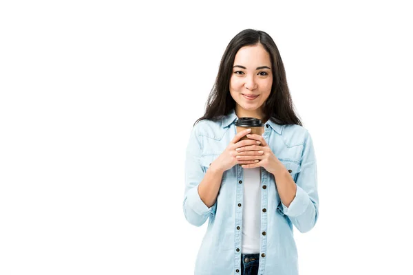 Aantrekkelijke Lachende Aziatische Vrouw Denim Shirt Met Papieren Beker Geïsoleerd — Stockfoto