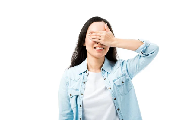 Mulher Sorridente Camisa Jeans Obscurecendo Rosto Isolado Branco — Fotografia de Stock