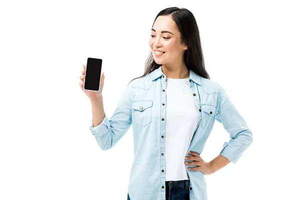 Atractiva Sonriente Mujer Asiática Camisa Mezclilla Sosteniendo Teléfono Inteligente Con — Foto de Stock