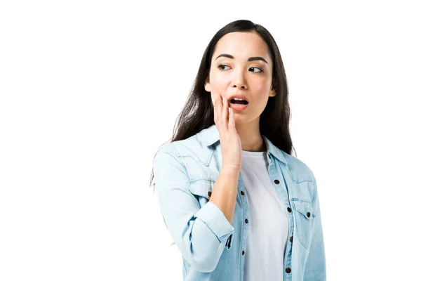 Aantrekkelijke Geschokt Aziatische Vrouw Denim Shirt Weg Kijken Geïsoleerd Wit — Stockfoto