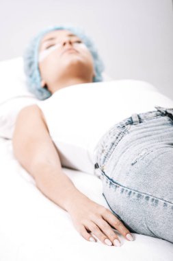 gri izole kanepede yatan saç kapağı model seçici odak