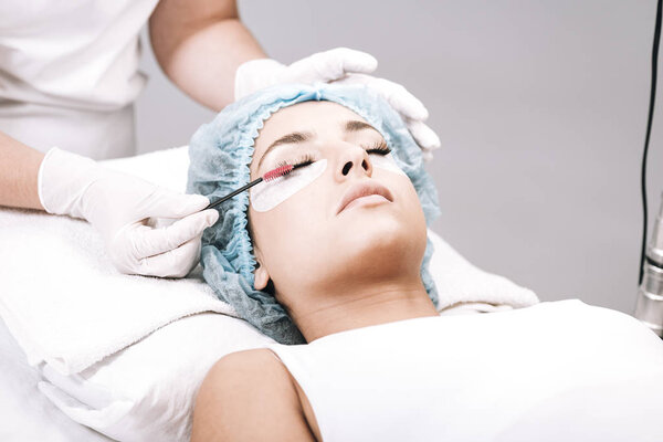 ресницы мастер чистки накладные ресницы на модель лицо изолированы на серый
