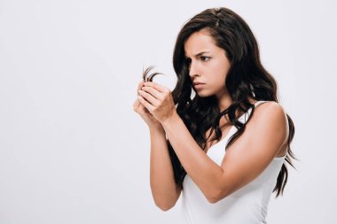 üzgün esmer güzel kadın gri izole yıpranmış saç bakıyor