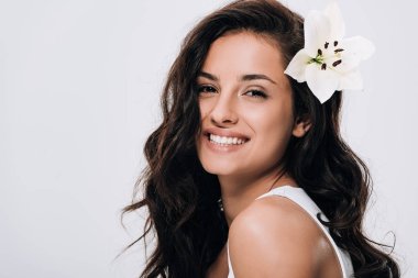uzun sağlıklı saçlar gri izole lily ile mutlu esmer güzel kadın