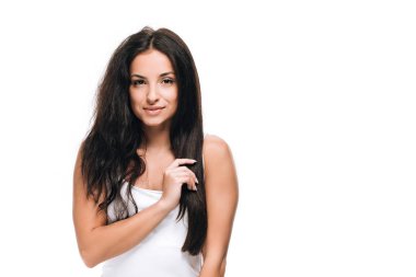 beyaz izole düz ve kıvırcık saçlı gülümseyen esmer güzel kadın