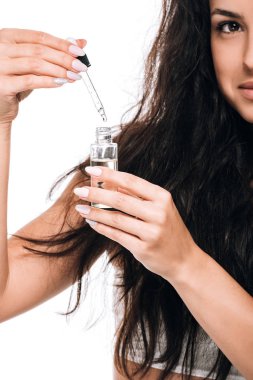 beyaz izole yağ tutan hasarlı saçlı esmer güzel kadın kırpılmış görünümü