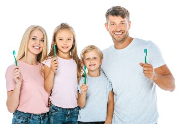 Mutlu ebeveynler ve çocuklar diş fırçalarını beyazlar üzerinde izole ettiler.