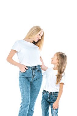 Güzel anne cebinde duruyor mutlu kızın yanında, beyaz tenli.