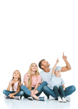 Mutlu aile, beyazlara bakarken parmaklarıyla işaret ediyor. 