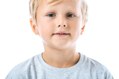 Mutlu ve tatlı çocuk beyaz kameraya bakıyor. 