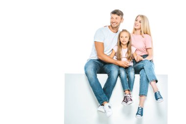 Küpte oturan mutlu aile beyazda izole edilmiş. 