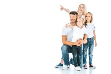 Kot pantolonlu pozitif aile parmaklarını beyaza doğrultuyor 