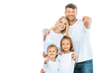 Beyaz tişörtlü pozitif aile parmaklarını beyazın üzerinde gösteriyor. 
