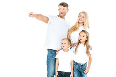 Mutlu baba parmaklarıyla çocukları işaret ediyor ve karısı beyaz tenli. 