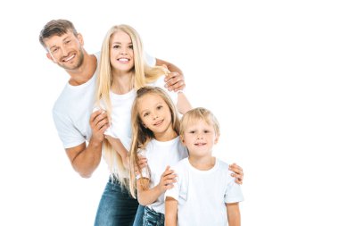 Beyaz tişörtlü pozitif aile beyazlara izole edilmiş. 