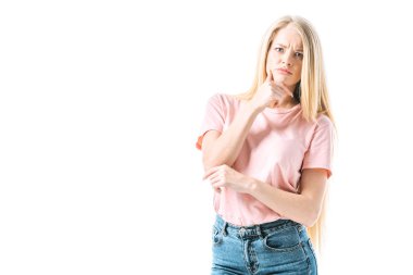 Mavi kot kotlu düşünceli kadın beyazın üzerinde tek başına duruyor. 