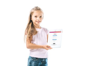 Kyiv, Ukrayna - 19 Ağustos 2019: Instagram uygulamalı dijital tablet taşıyan neşeli çocuk beyaz ekranda izole edildi 