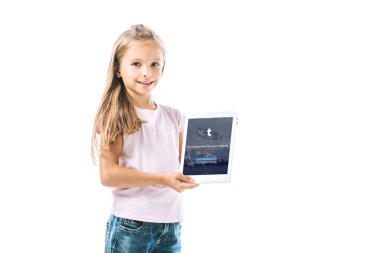 Kyiv, Ukrayna - 19 Ağustos 2019: beyaz ekranda karantina uygulamalı dijital tablet tutan neşeli çocuk 