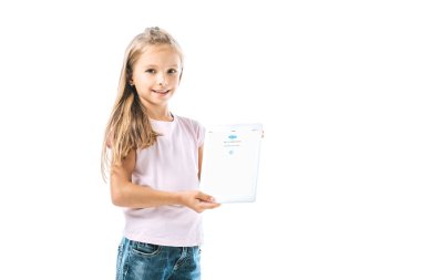 Kyiv, Ukrayna - 19 Ağustos 2019: beyaz ekranda izole edilmiş Skype uygulamalı dijital tablet tutan neşeli çocuk 