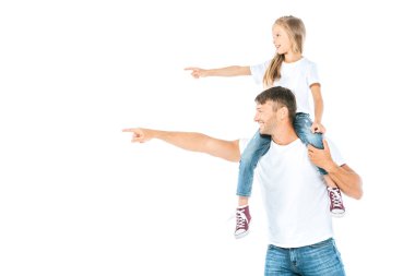 Mutlu bir baba omuzlarına sarılıp, güzel bir kızı işaret ediyor ve beyaz bir kızı işaret ediyor. 