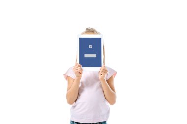 Kyiv, Ukrayna - 19 Ağustos 2019: Çocuk elinde Facebook uygulaması ile dijital tablet tutarken yüzünü kapatıyordu. 