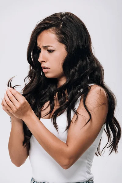 Sconvolto Bruna Bella Donna Guardando Capelli Danneggiati Isolati Sul Grigio — Foto Stock