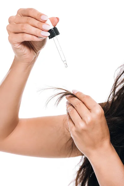 Частковий Вид Брюнетки Красива Жінка Пошкодженим Волоссям Тримає Олію Ізольовано — стокове фото